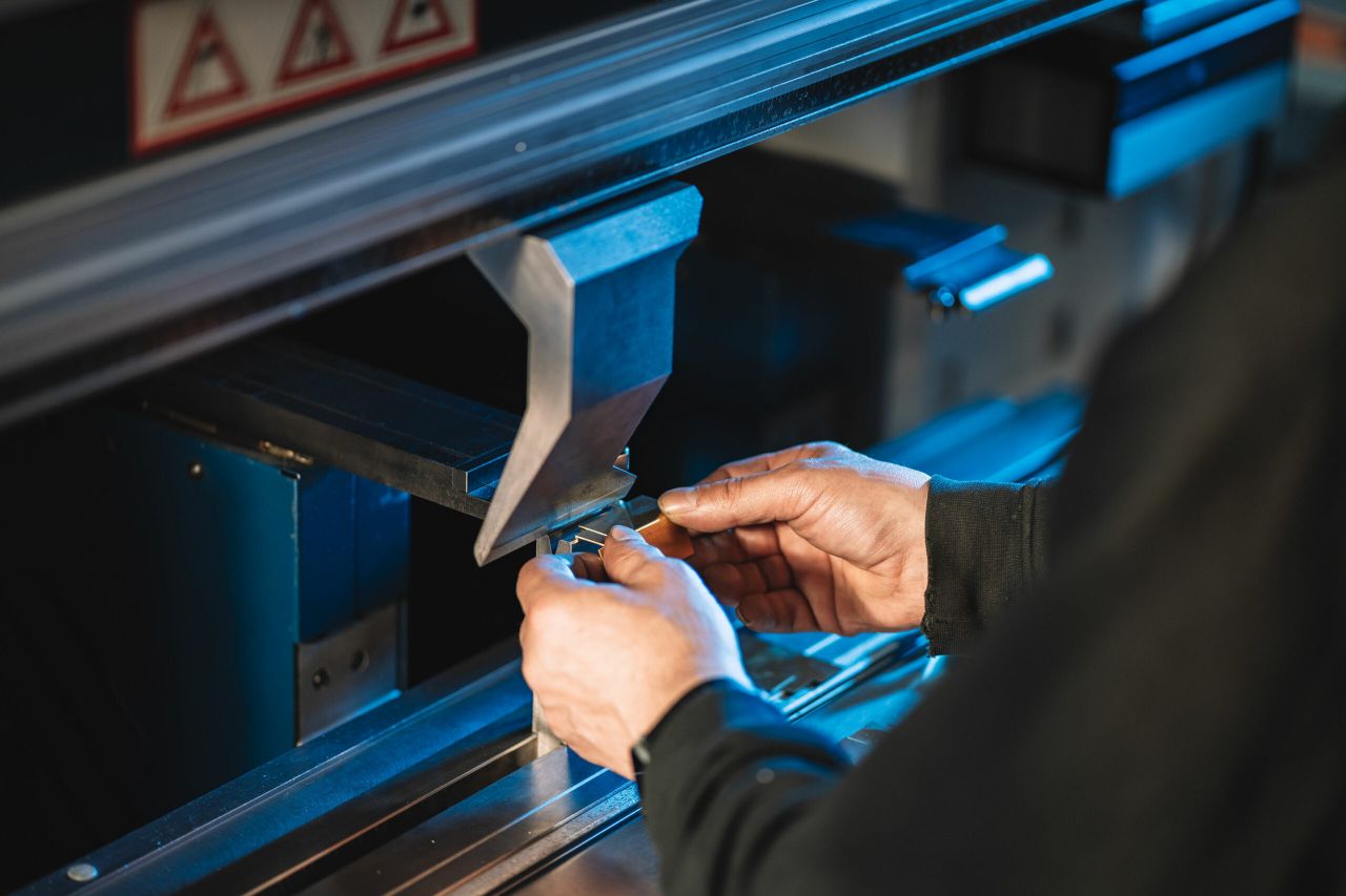 Abkanten Blechteil Rayonic GmbH